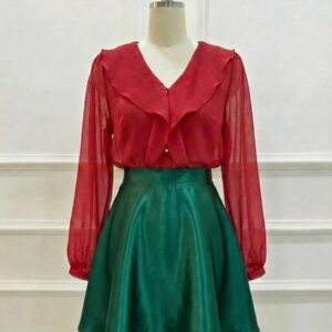 Set Bộ Áo Voan Đỏ Bèo Nhún Cổ Điển & Chân Váy Satin Xanh Lục Bảo Sang Trọng